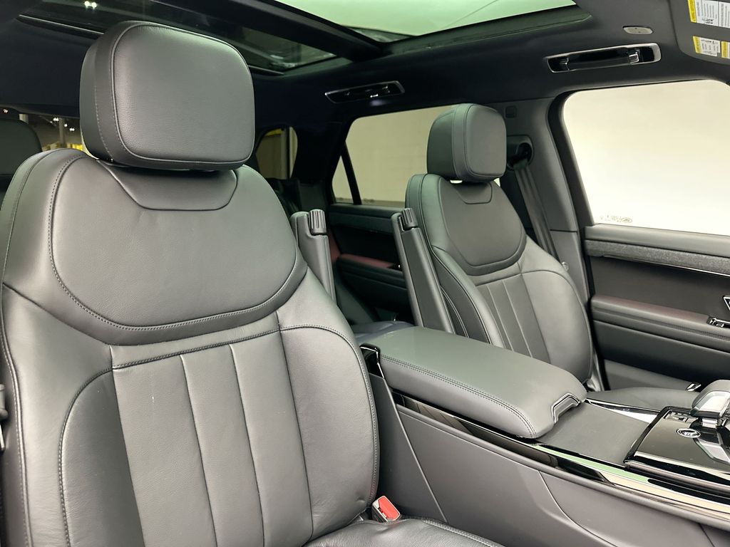 Thumbnail: 2025 Land Rover Range Rover Sport - 4