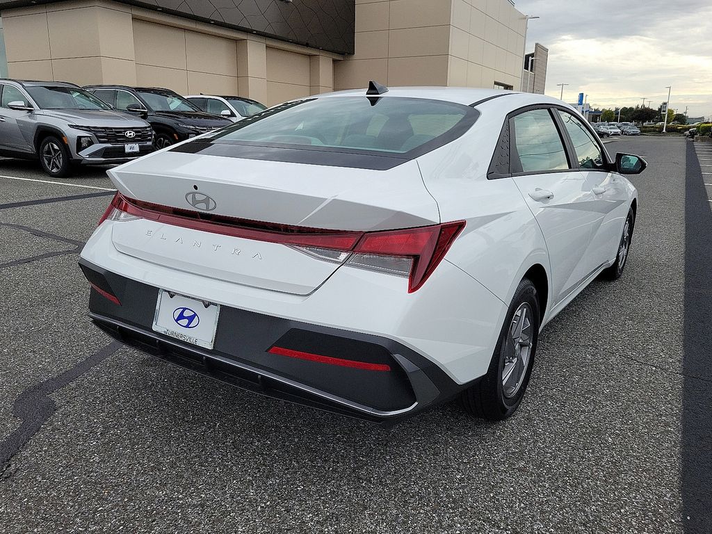 Thumbnail: 2025 Hyundai Elantra - 4