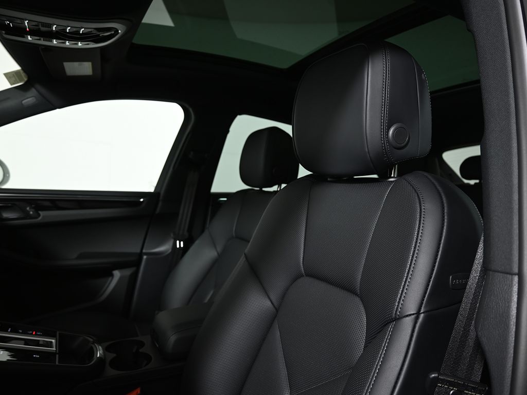 Thumbnail: 2026 Porsche Macan - 15