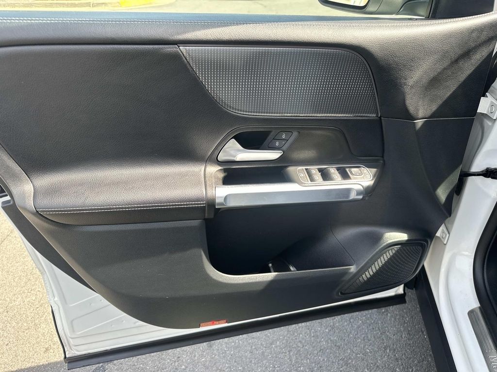 Thumbnail: 2022 Mercedes-Benz GLB - 27