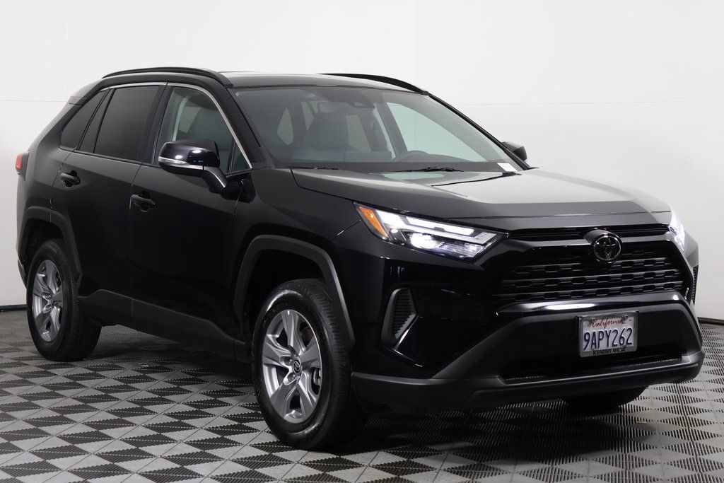 2022 Toyota RAV4 XLE 3