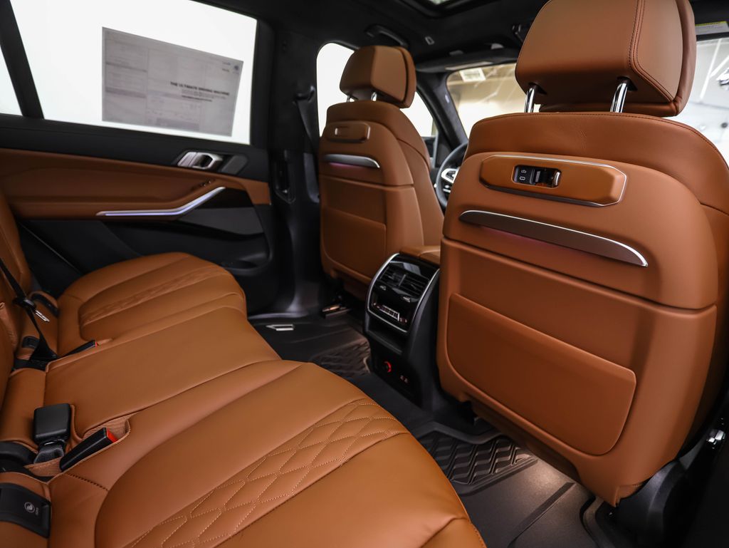 Thumbnail: 2026 BMW X7 - 32