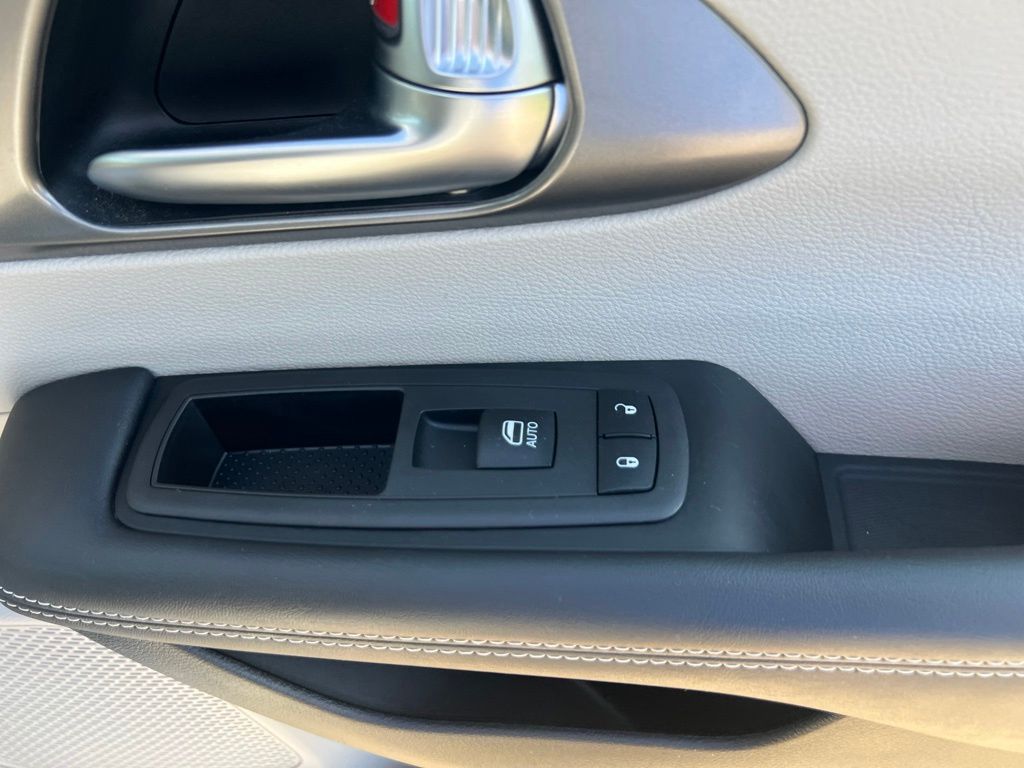 Used 2023 Chrysler Pacifica Van
