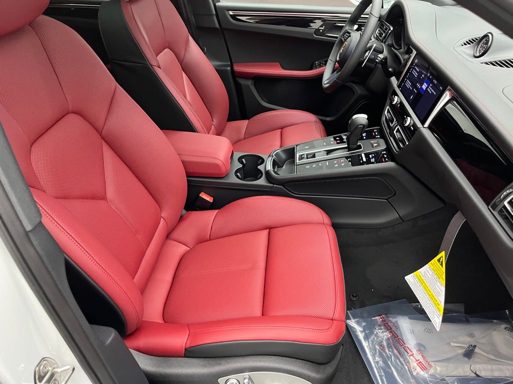 Thumbnail: 2026 Porsche Macan - 30