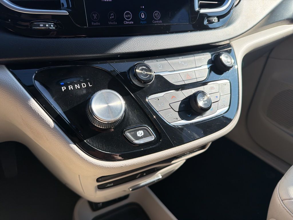 Thumbnail: 2018 Chrysler Pacifica - 32