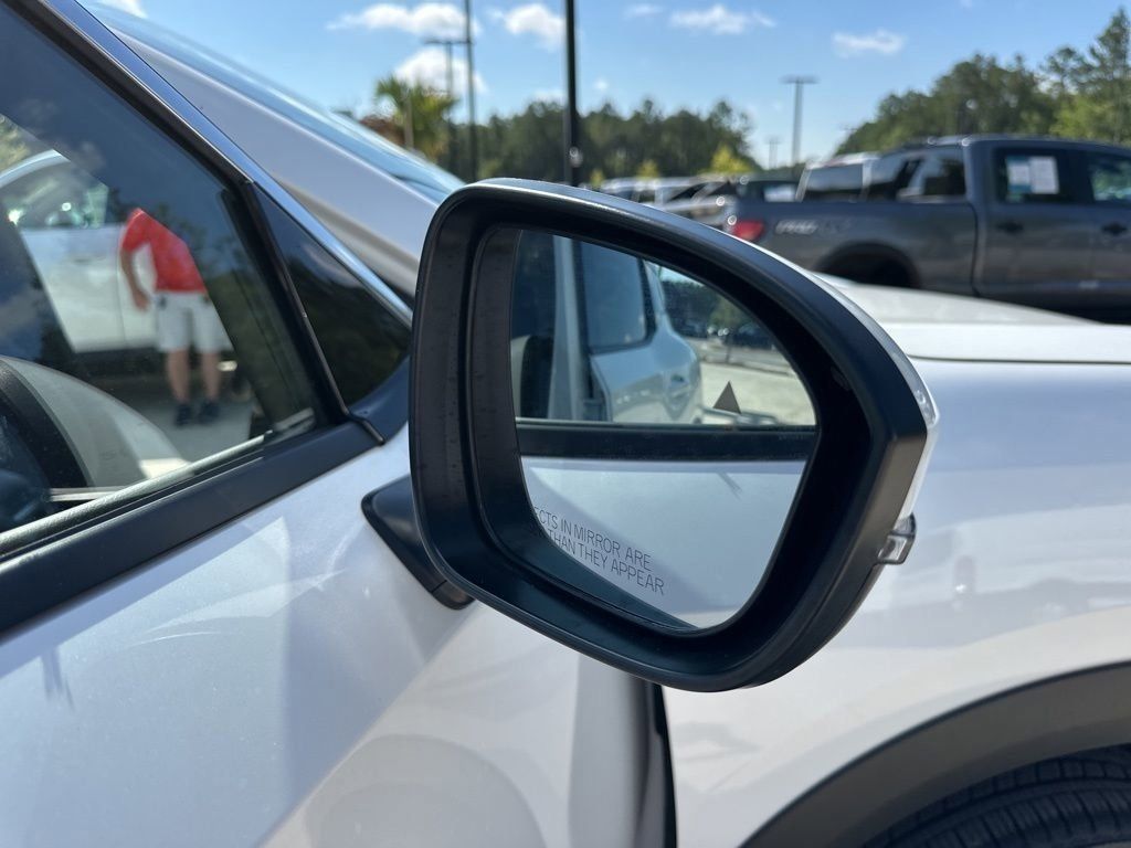 2025 Aspen White Tricoat Nissan Kicks SR FWD SUV