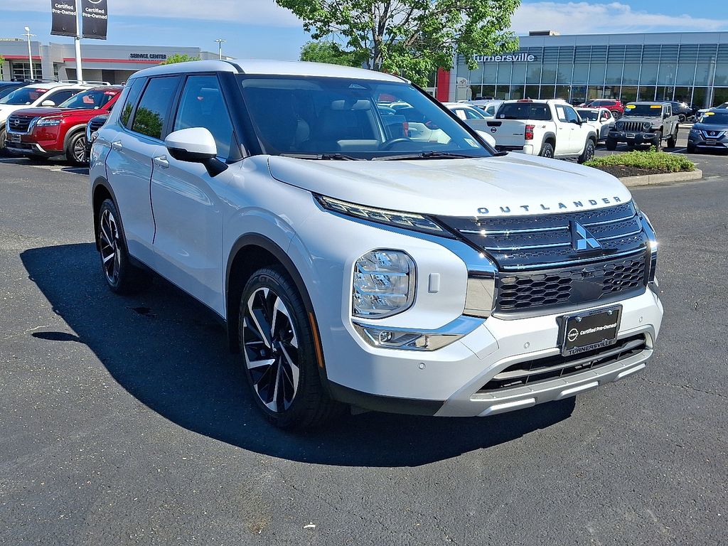 Thumbnail: 2023 Mitsubishi Outlander - 3