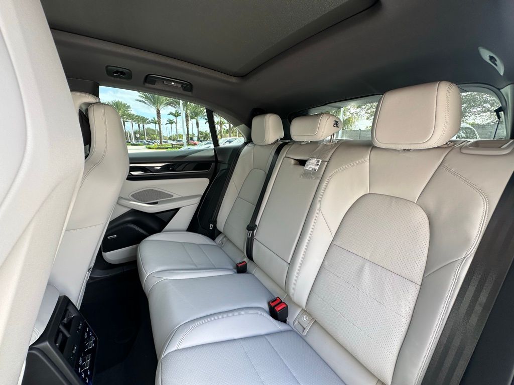 2025 Porsche Macan T 27