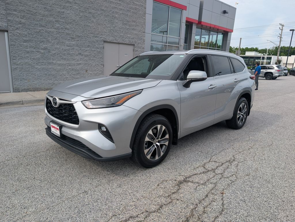 Used 2025 Silver Toyota XLE image 32
