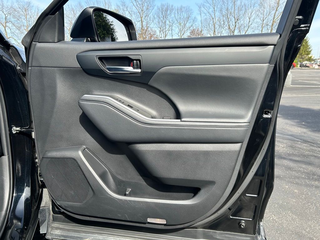 2022 Toyota Highlander XLE 28