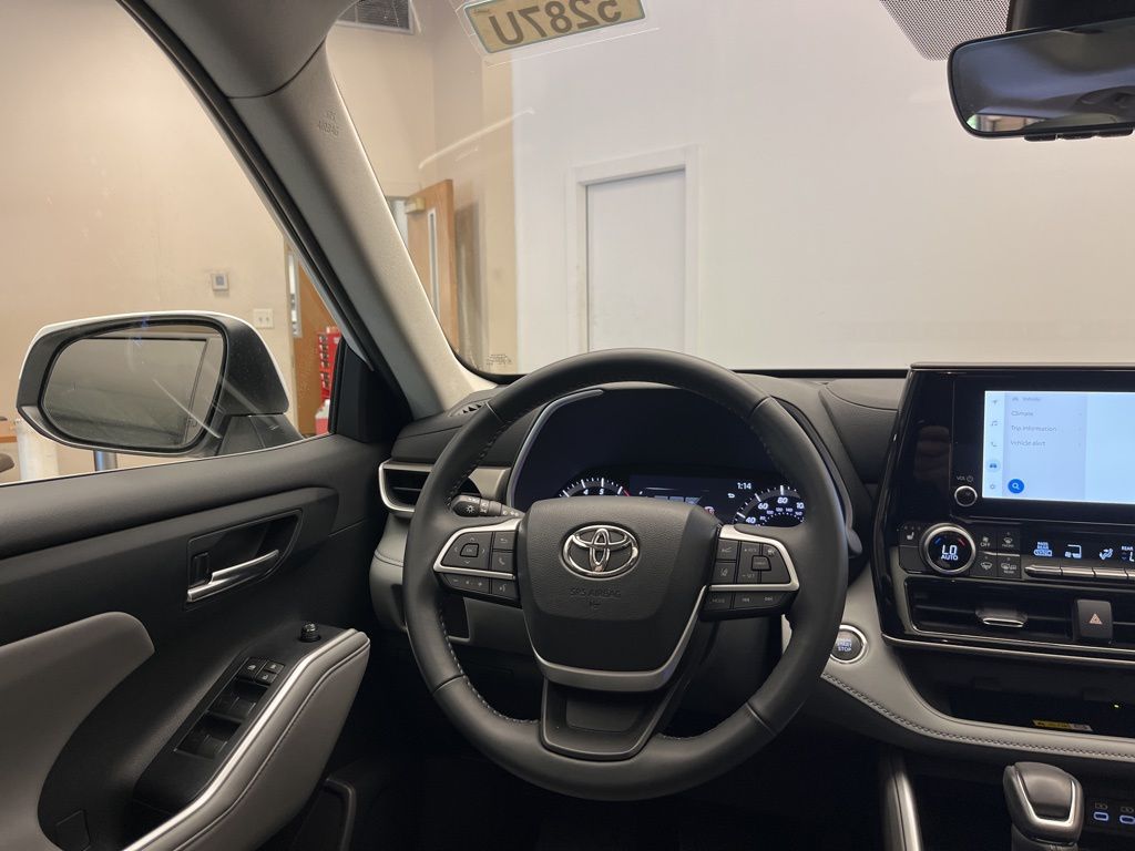 Thumbnail: 2023 Toyota Highlander - 24
