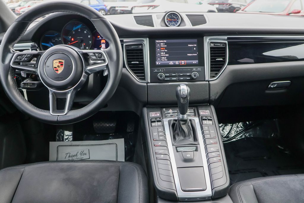 2018 Porsche Macan Base 32