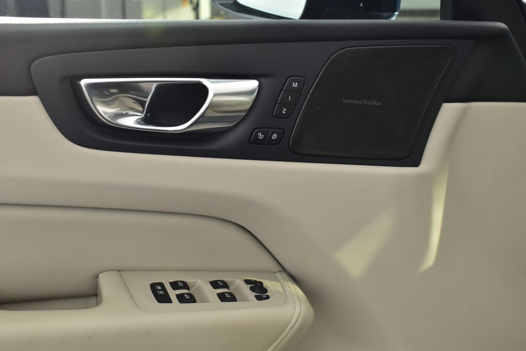 Thumbnail: 2023 Volvo XC60 - 11