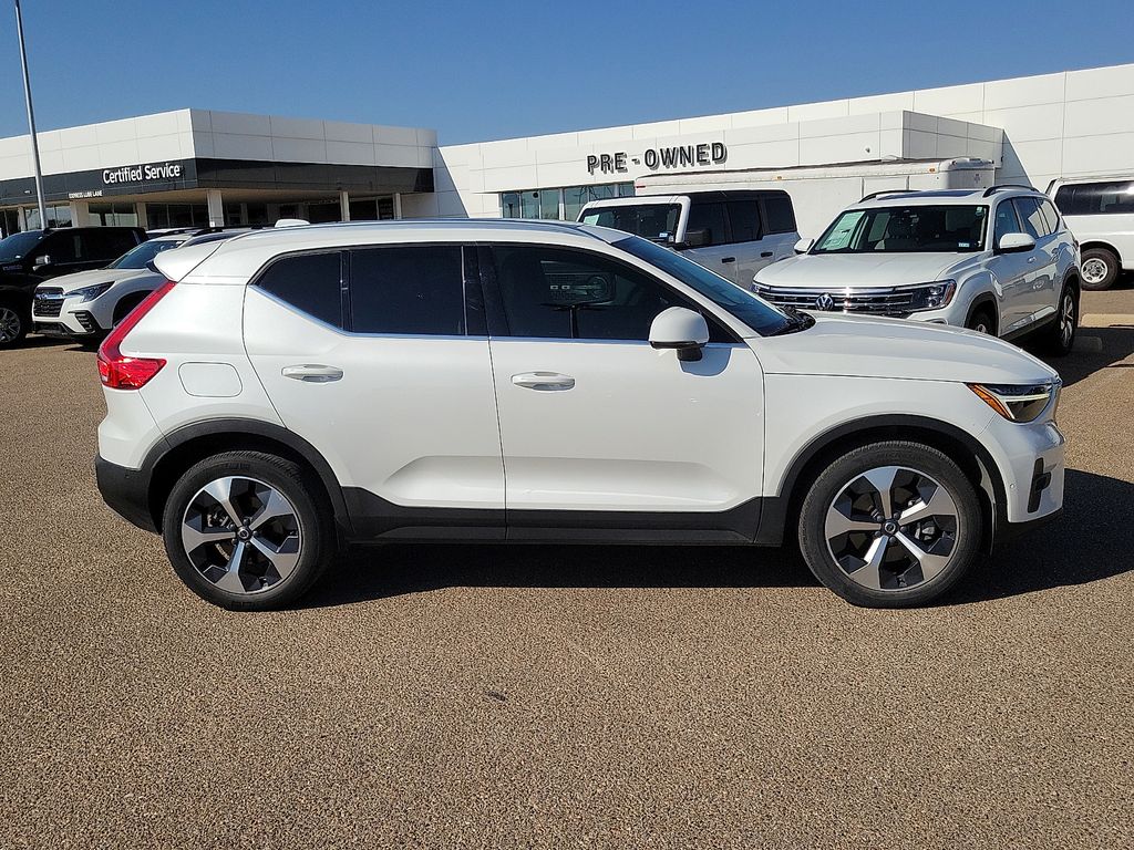 2023 Volvo XC40 B4 Plus Bright Theme - 11