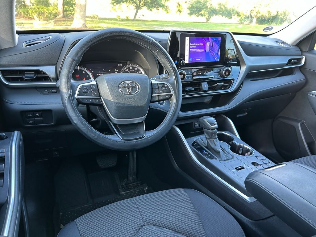 2024 Toyota Highlander LE 12