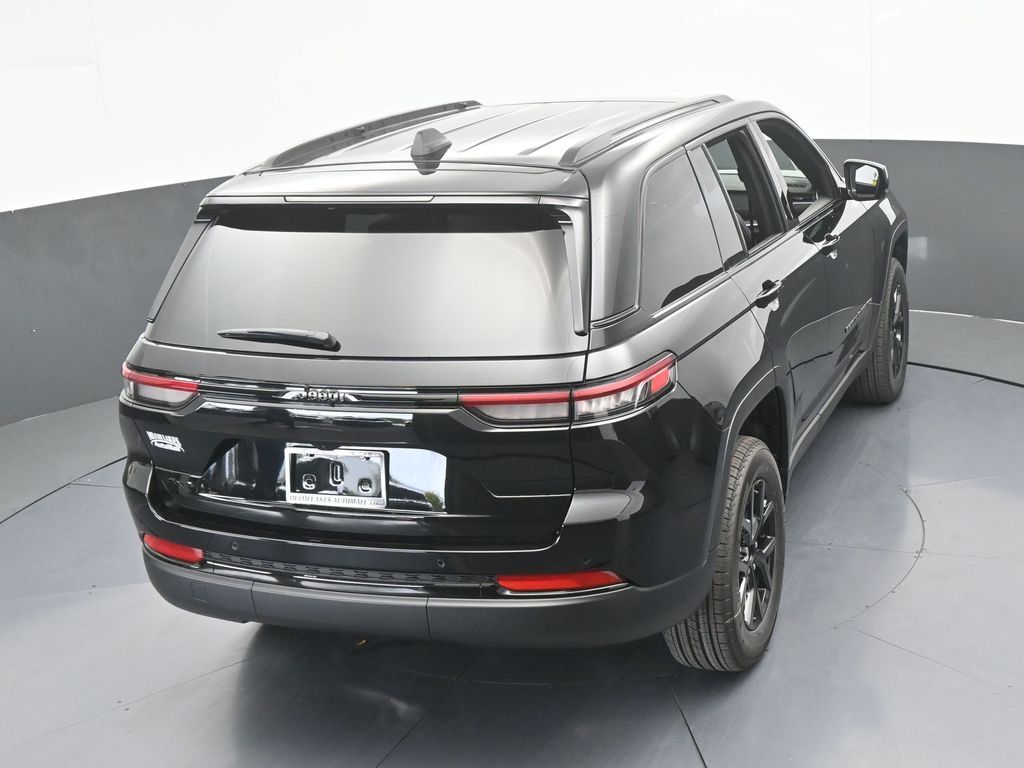 New 2025 Diamond Black Crystal Pearlcoat Jeep Laredo image 44