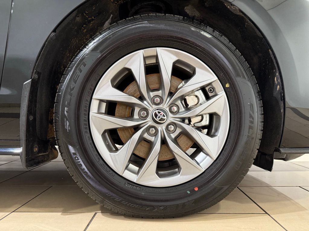 Thumbnail: 2022 Toyota Sienna - 9