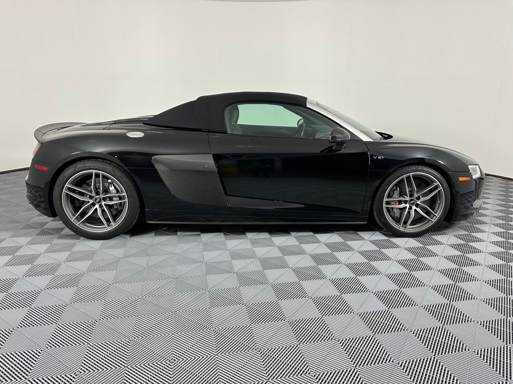 Thumbnail: 2018 Audi R8 - 14