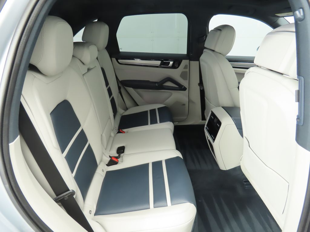 Thumbnail: 2020 Porsche Cayenne - 25