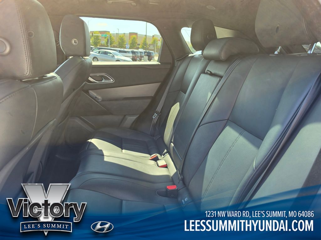 Used 2025  Land Rover Dynamic SE image 19