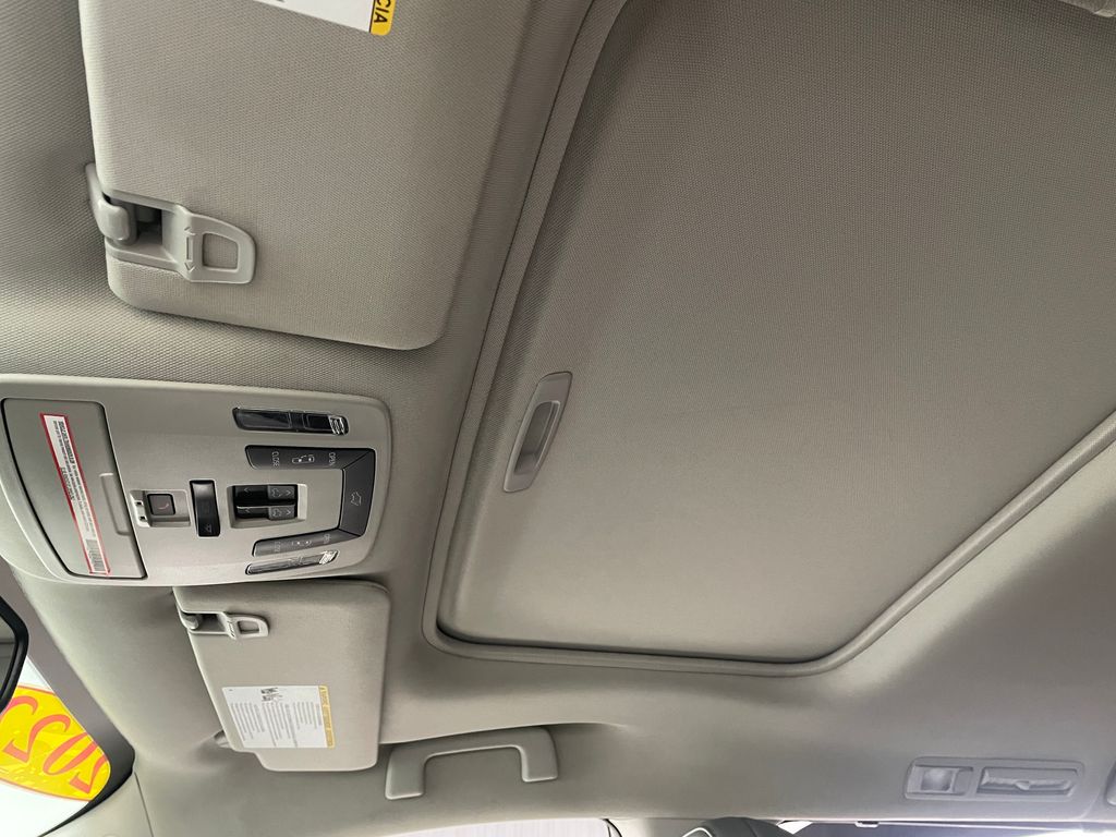Thumbnail: 2022 Toyota Sienna - 30