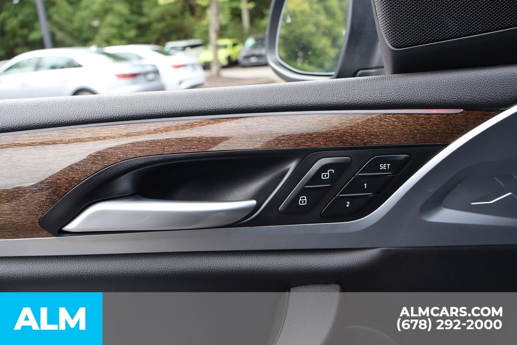 Used 2025 Black BMW xDrive30i image 13