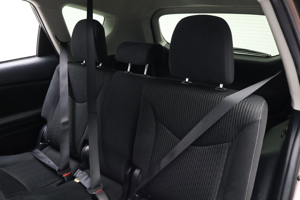 Thumbnail: 2017 Toyota Prius v - 18