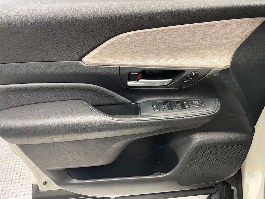 2024 Toyota Grand Highlander Limited 9