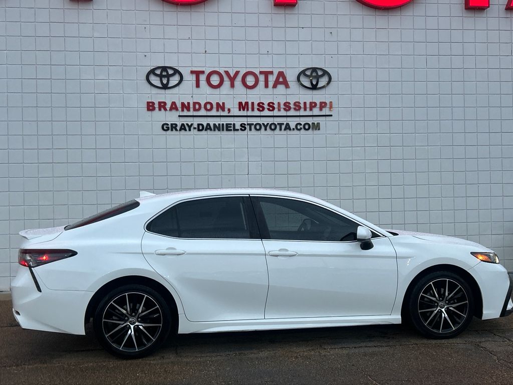 2021 Toyota Camry SE's photo