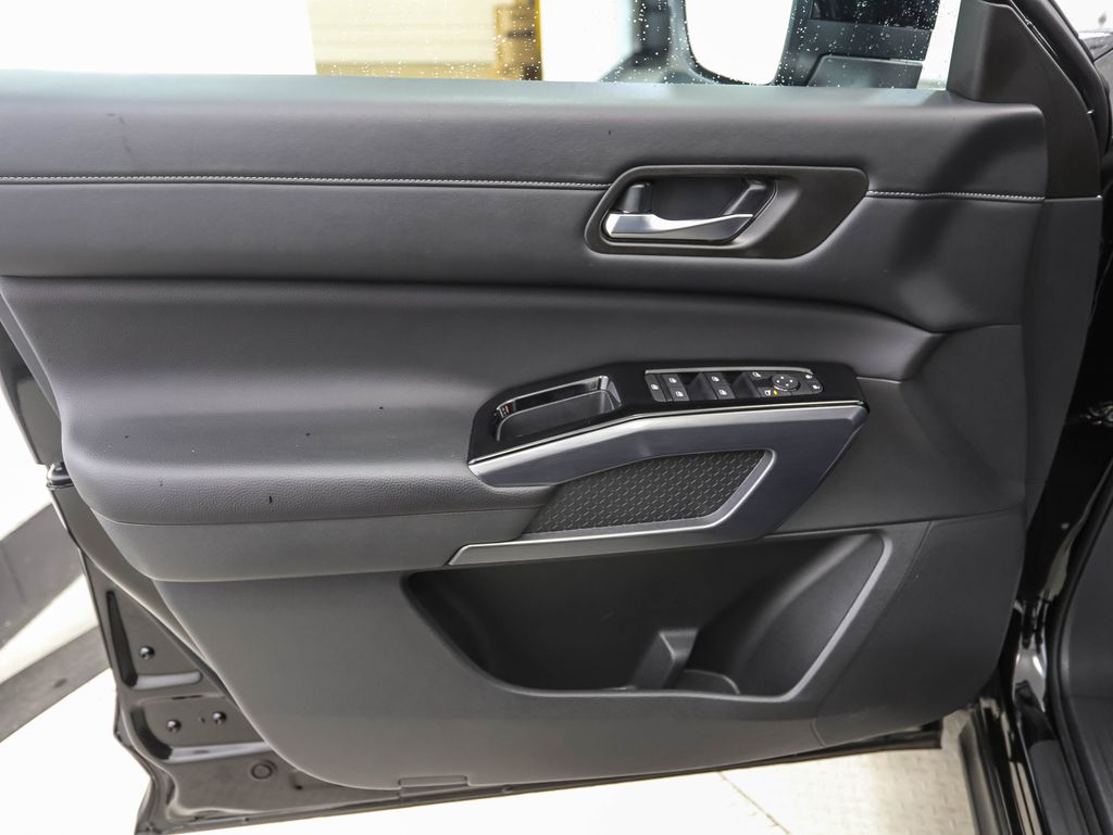 2024 Nissan Pathfinder SL 9