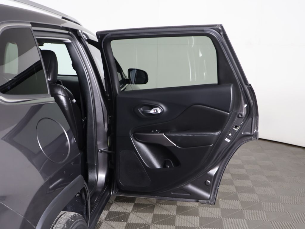 Used 2019 Gray Jeep Latitude Plus image 19