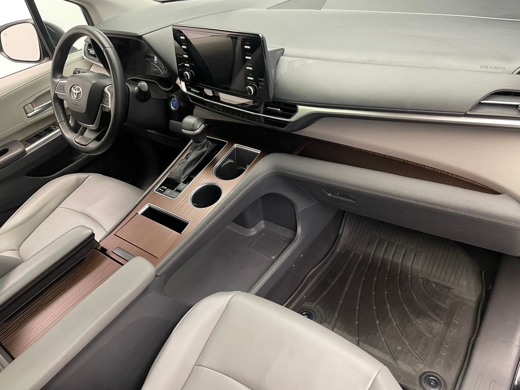 Thumbnail: 2022 Toyota Sienna - 16
