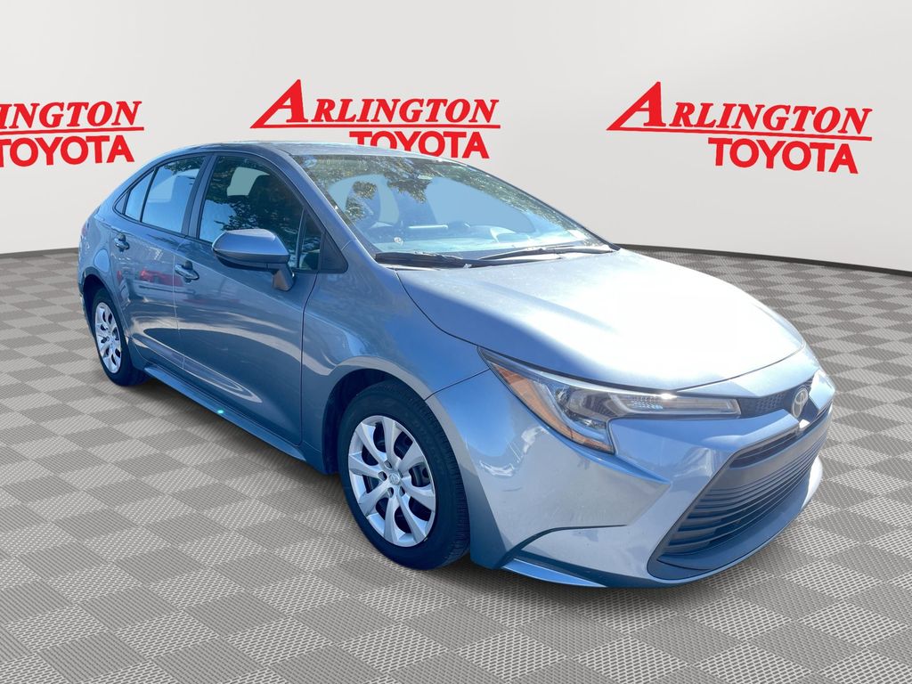 2024 Toyota Corolla LE's photo