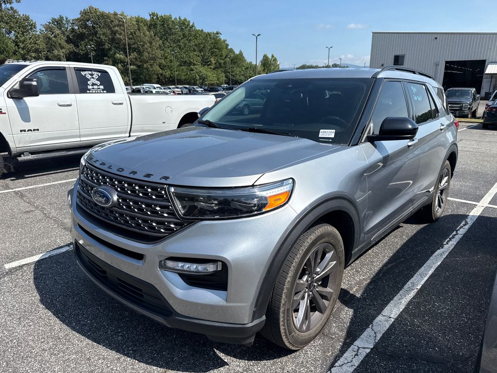 2024 Silver Metallic Ford Explorer XLT 4X4 SUV