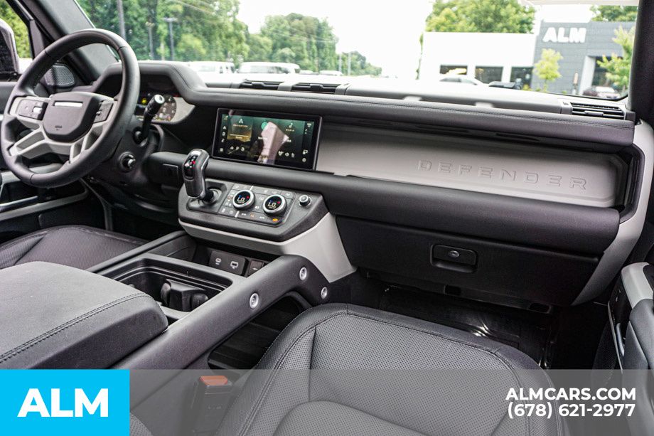 Used 2024 White Land Rover X-Dynamic SE image 23