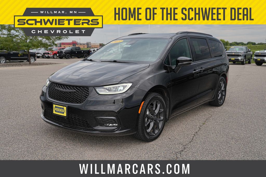 Diamond Black Crystal Pearlcoat 2025 Chrysler Pacifica Minivan Front-Wheel Drive 9-Speed Automatic