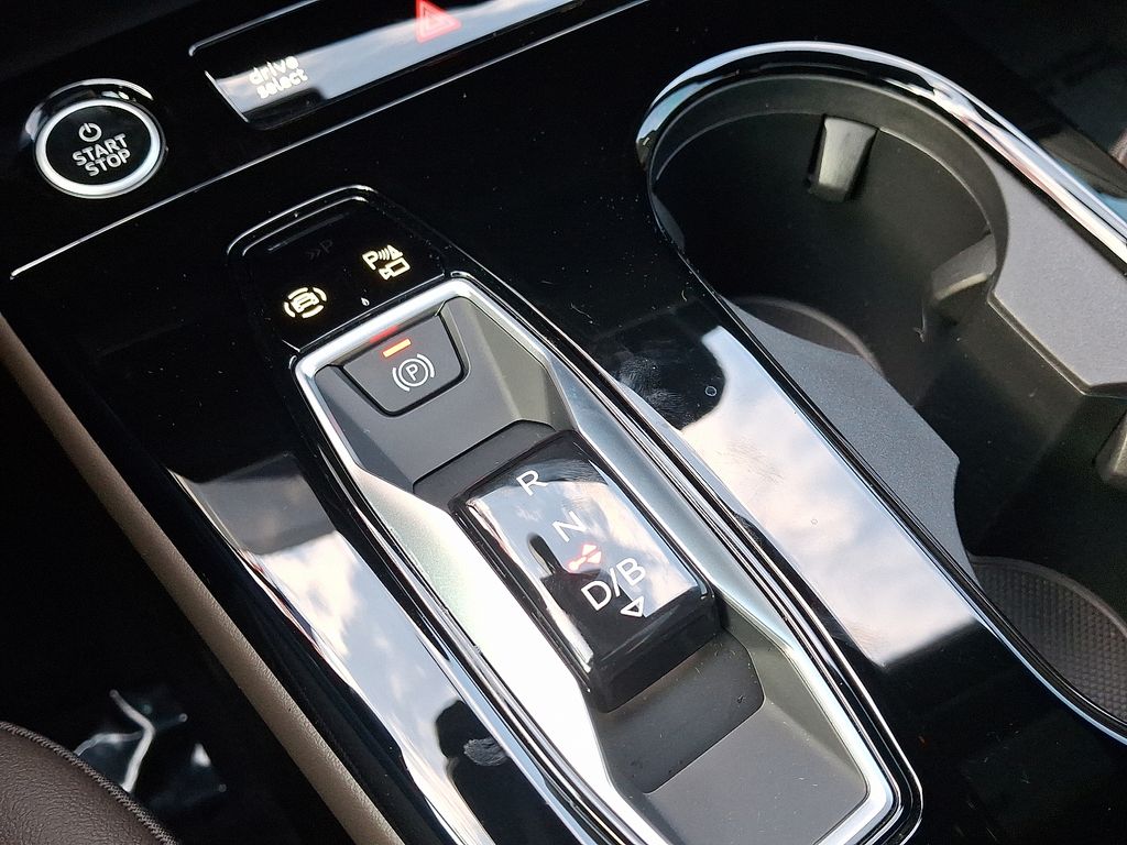 Thumbnail: 2025 Audi Q6 e-tron - 15