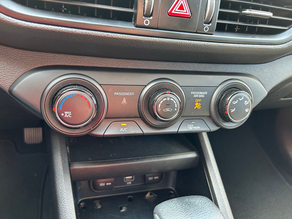 Thumbnail: 2022 Kia Forte - 25