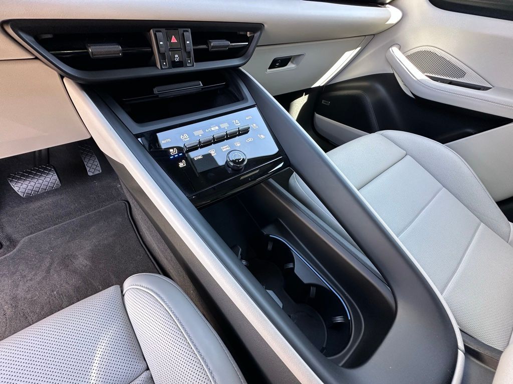 Thumbnail: 2025 Porsche Macan - 28