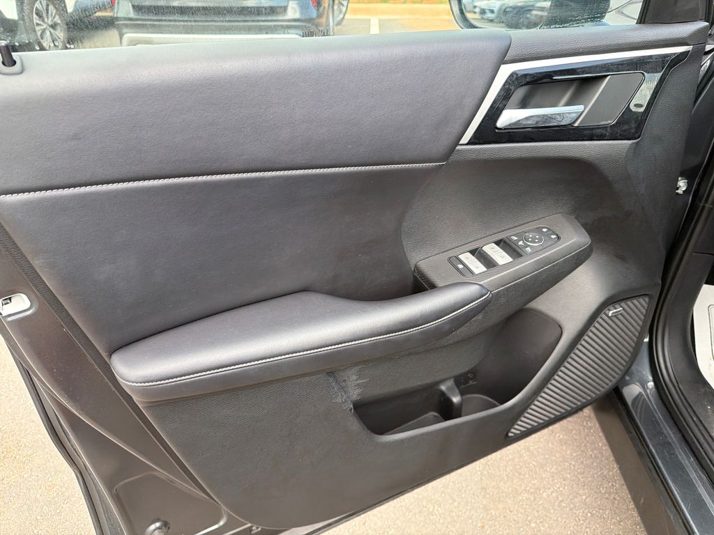 Used 2025 Cosmic Blue Metallic Mitsubishi SE image 10
