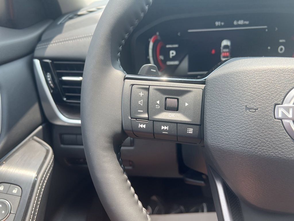 2025 Everest White Pearl/Super Black Nissan Rogue Platinum FWD SUV