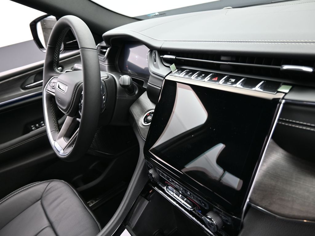 New 2025 Diamond Black Crystal Pearlcoat Jeep Overland image 19