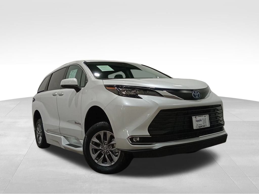 2024 Toyota Sienna XLE