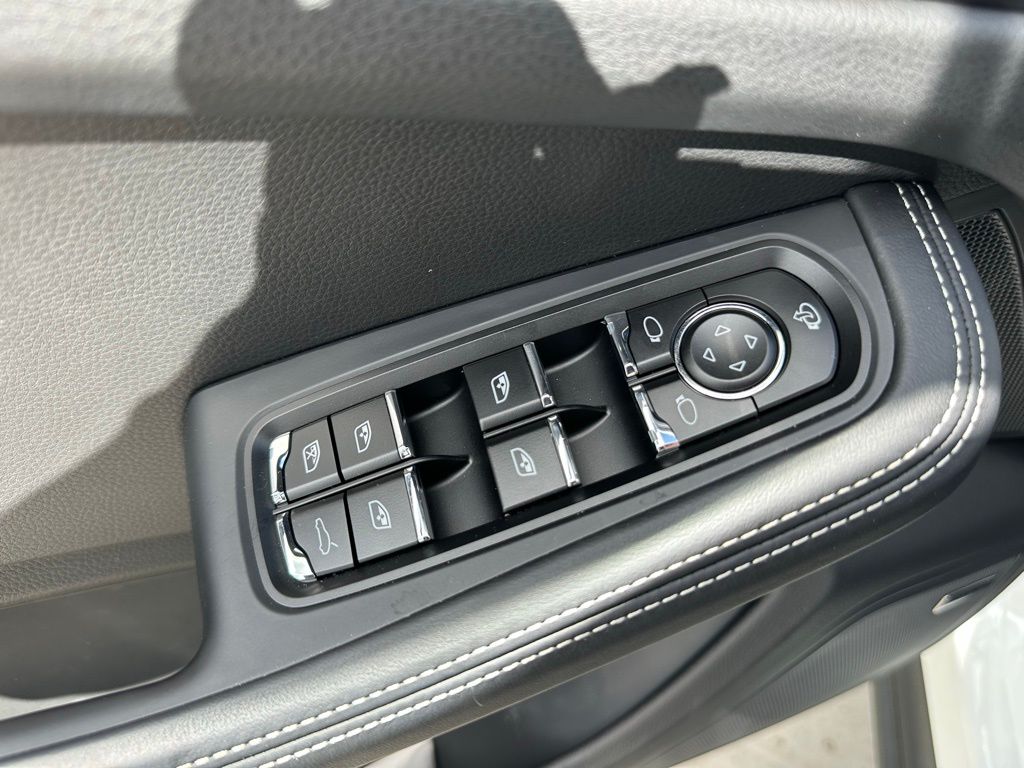 Thumbnail: 2025 Porsche Macan - 20