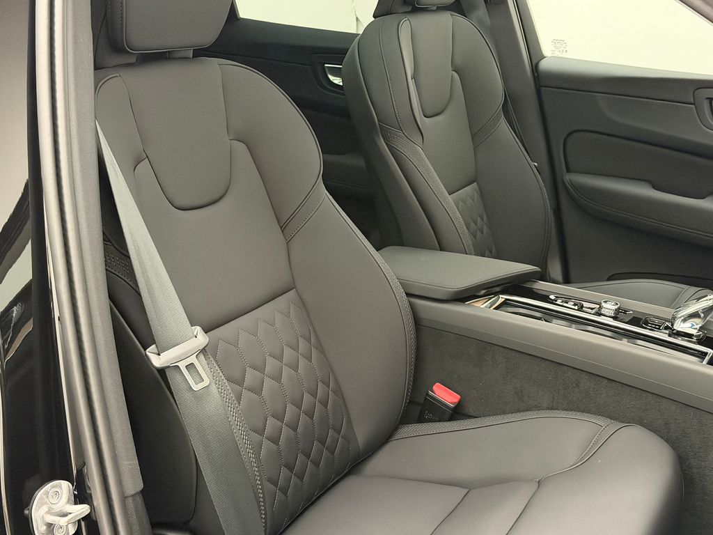 Thumbnail: 2026 Volvo XC60 - 12