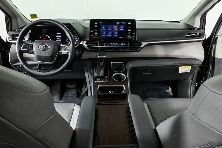 2022 Toyota Sienna XLE 18