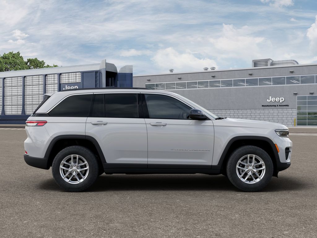 New 2025 White/off-white Jeep Laredo image 21