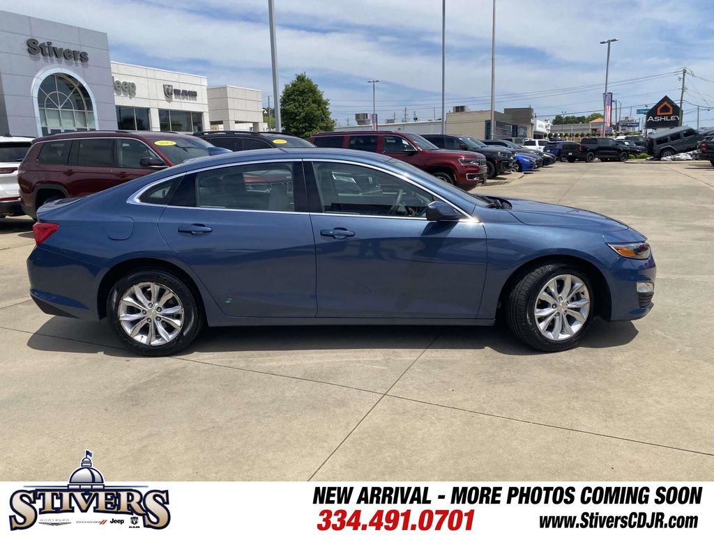 2025 Lakeshore Blue Metallic Chevrolet Malibu LT FWD Sedan