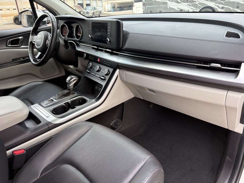 Used 2024 Snow White Pearl Kia LX image 26