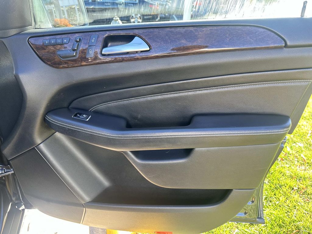 Thumbnail: 2012 Mercedes-Benz M-Class - 19